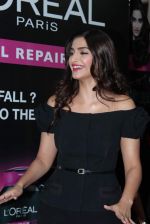 Sonam Kapoor at Loreal event in Mumbai on 22nd March 2012 (43).JPG
